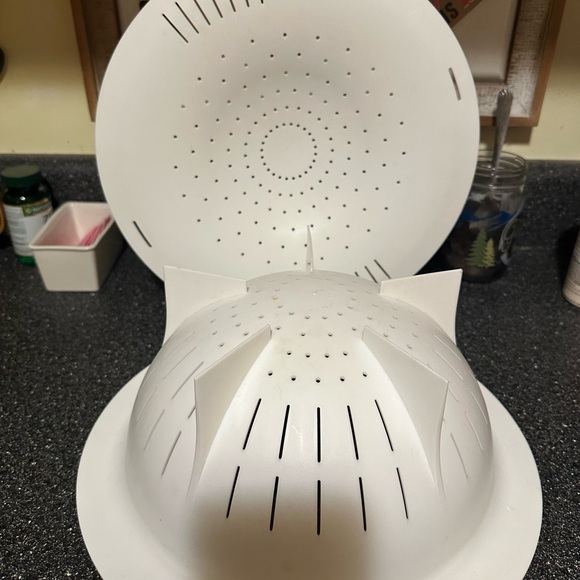 Tupperware large 3 quart colander - Picture 5 of 5